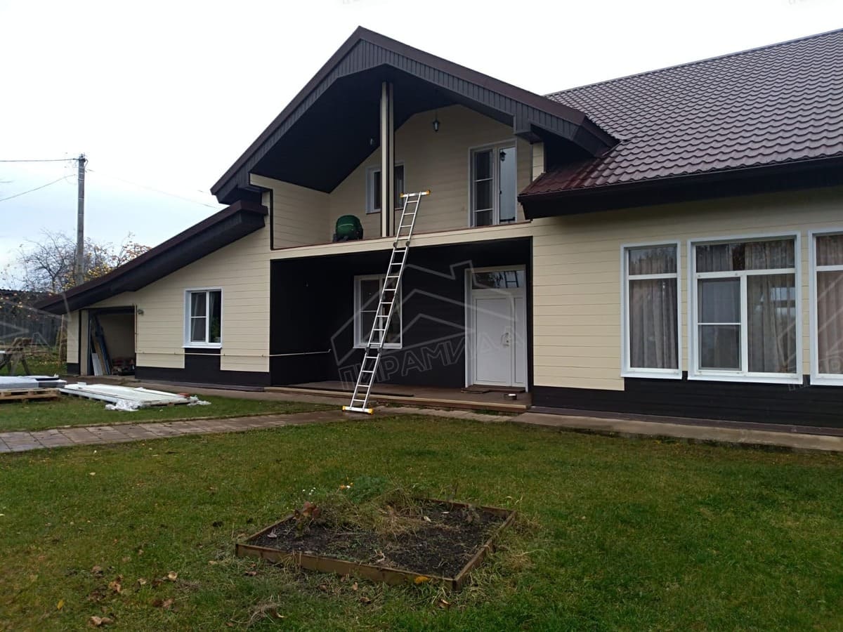 Общий вид частного дома Соларис с фасадом Кедрал