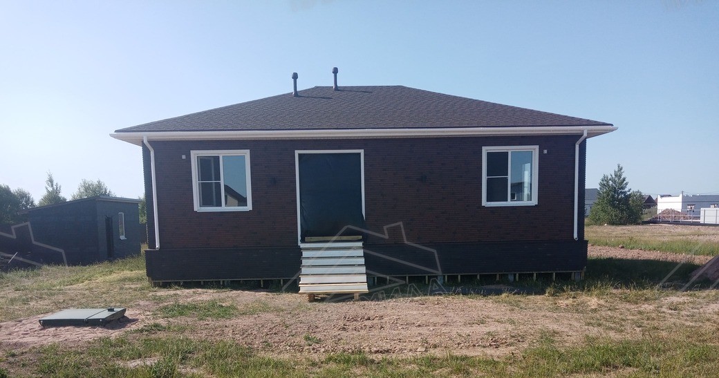 Фасад дома Хутынь с крыльцом