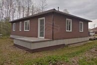 Задняя часть дома с цоколем