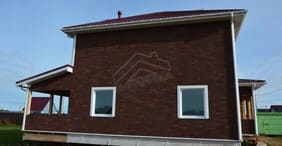 Задняя часть дома с верандой и двумя окнами