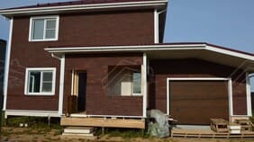 Передний фасад дома с воротами гаража