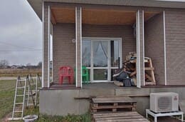 Входная группа с деревянным крыльцом