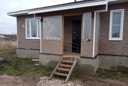 Правая сторона дома, участок с газоном