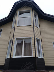 Современный фасад дома с вертикальной обшивкой