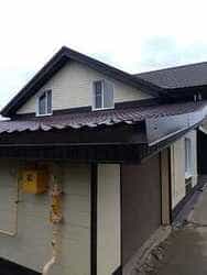 Газовый щиток на тёмном фасаде дома