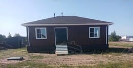 Фасад дома Хутынь с крыльцом