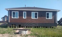 Задняя стена с четырьмя окнами