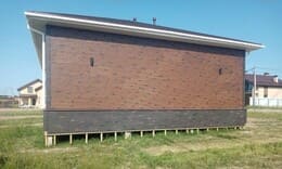 Левая часть дома с облицовкой под дерево